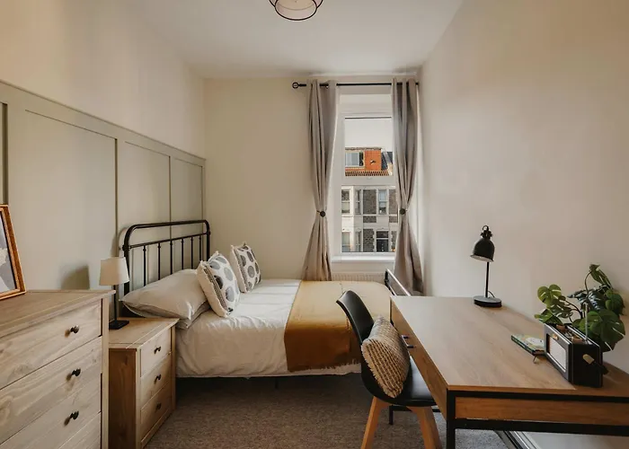 Spacious Three Bedroom House With Garden *