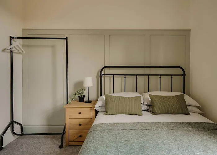 Spacious Three Bedroom House With Garden