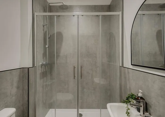 Spacious Three Bedroom House With Garden