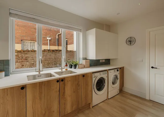 Spacious Three Bedroom House With Garden *