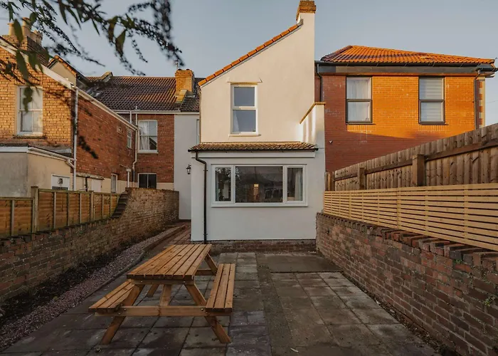 Spacious Three Bedroom House With Garden * Bristol