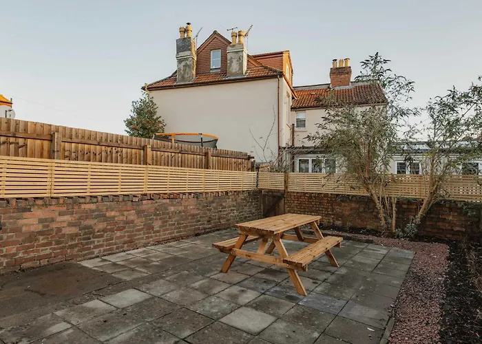 Spacious Three Bedroom House With Garden Bristol