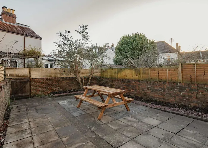 Spacious Three Bedroom House With Garden * Bristol