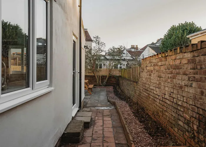 Spacious Three Bedroom House With Garden 度假居