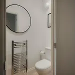 Spacious Three Bedroom House With Garden 펜션 *