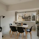 Spacious Three Bedroom House With Garden *