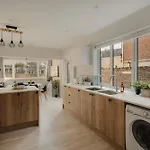 Spacious Three Bedroom House With Garden