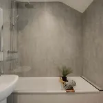 Spacious Three Bedroom House With Garden 펜션 *