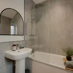 Spacious Three Bedroom House With Garden 펜션 *