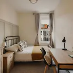 Spacious Three Bedroom House With Garden *