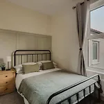 Spacious Three Bedroom House With Garden 펜션 *
