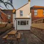 Spacious Three Bedroom House With Garden * 브리스틀