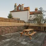 Spacious Three Bedroom House With Garden Bristol