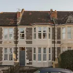 Spacious Three Bedroom House With Garden