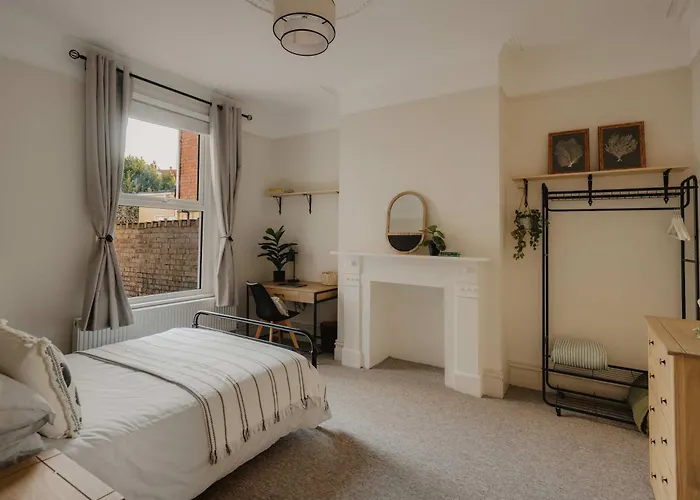 Spacious Three Bedroom House With Garden *