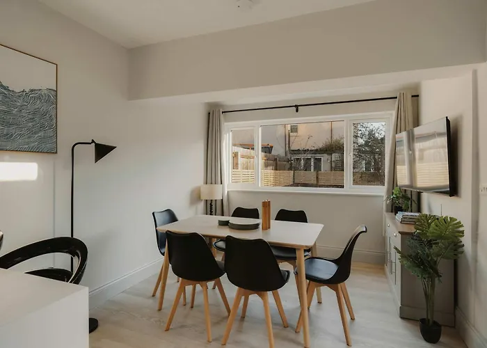 Spacious Three Bedroom House With Garden *