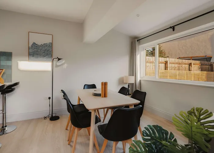 Spacious Three Bedroom House With Garden Hébergement de vacances *