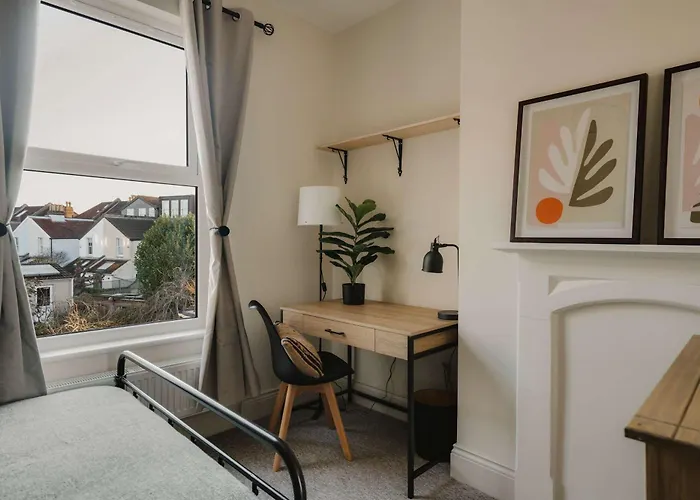 Spacious Three Bedroom House With Garden Hébergement de vacances *