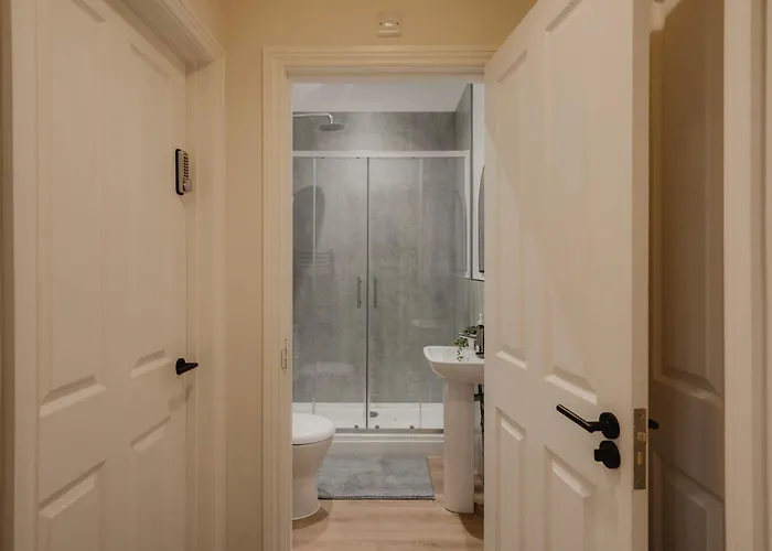 Spacious Three Bedroom House With Garden Hébergement de vacances Bristol